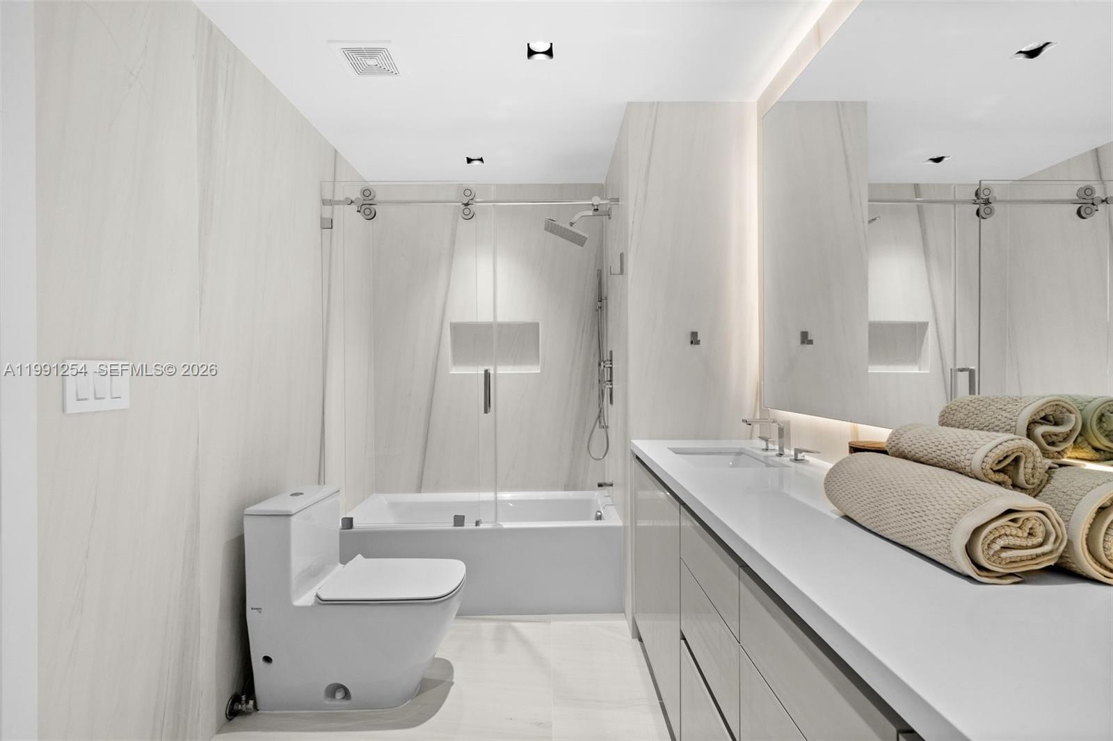 MAJESTIC TOWER - Residential