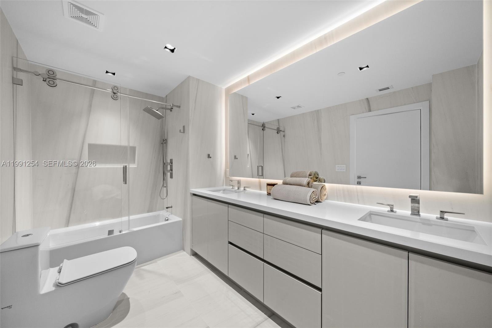 MAJESTIC TOWER - Residential