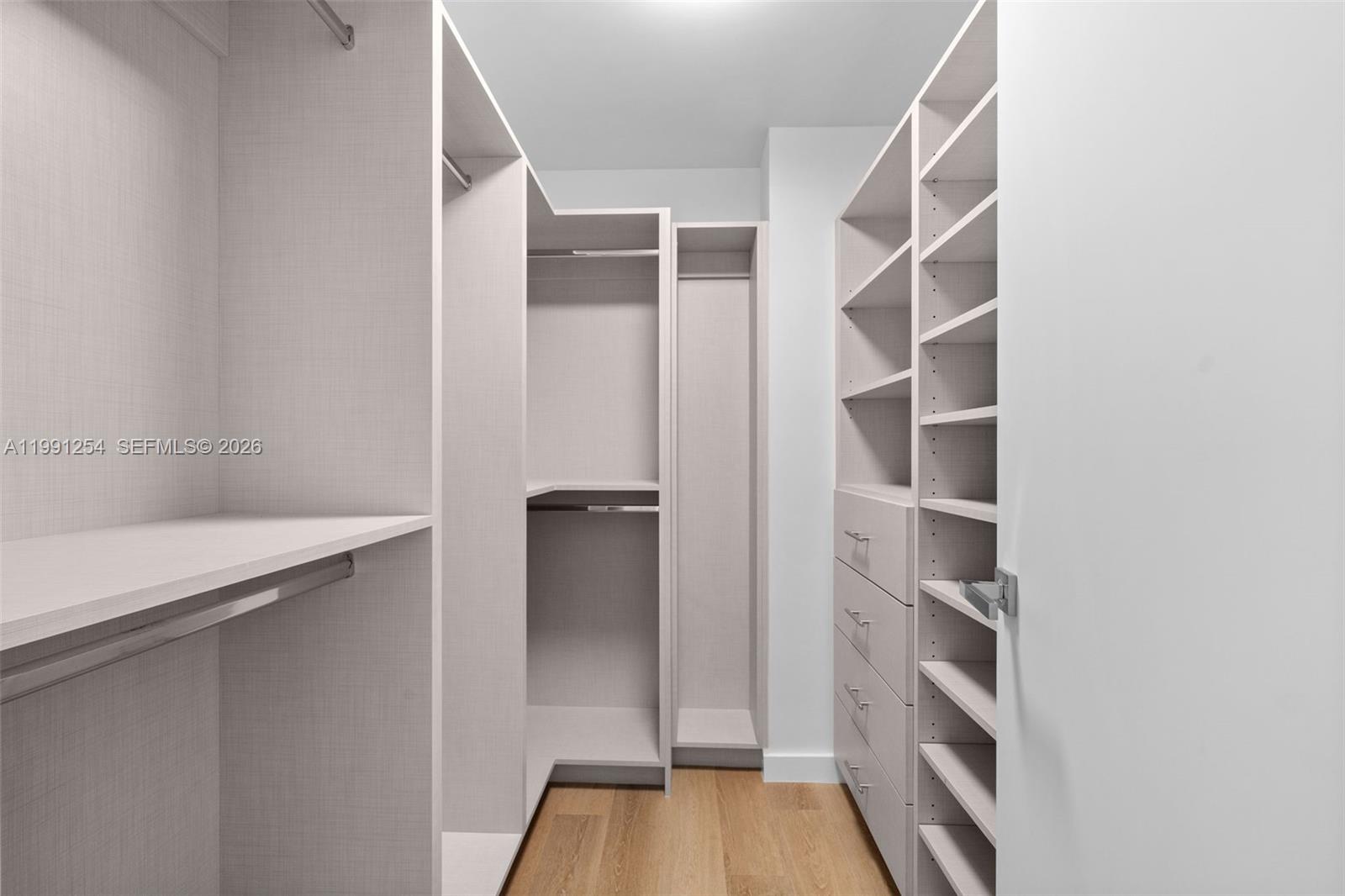 MAJESTIC TOWER - Residential