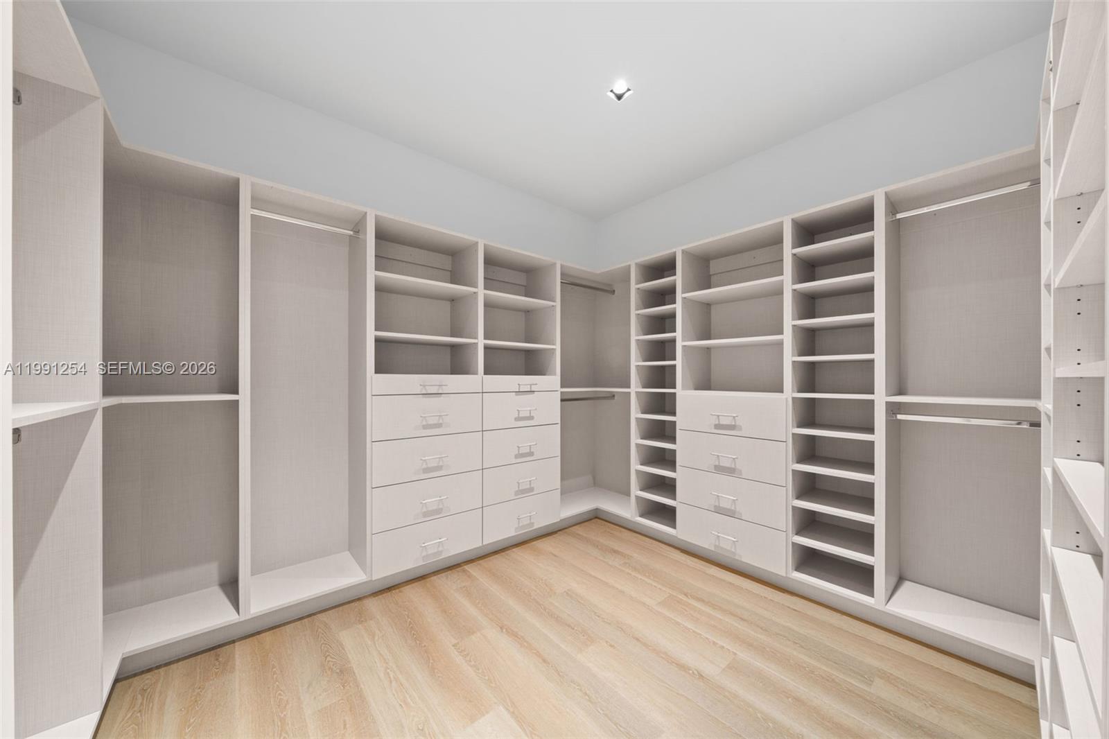 MAJESTIC TOWER - Residential