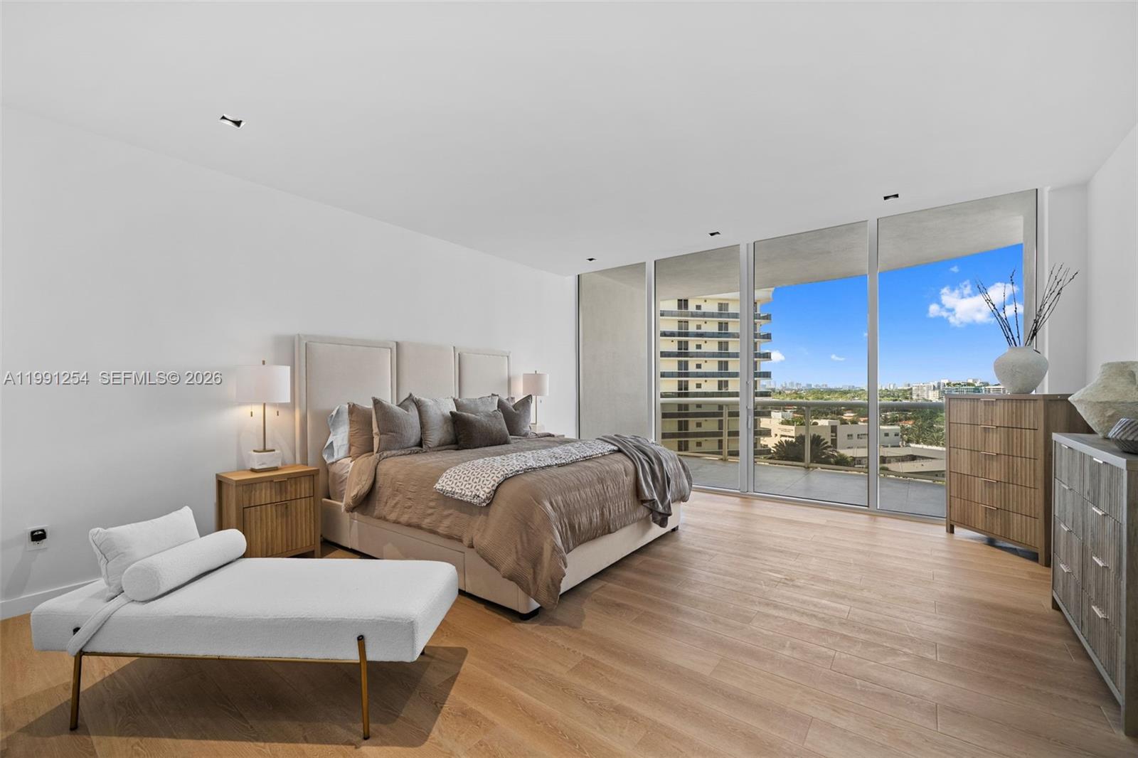 MAJESTIC TOWER - Residential