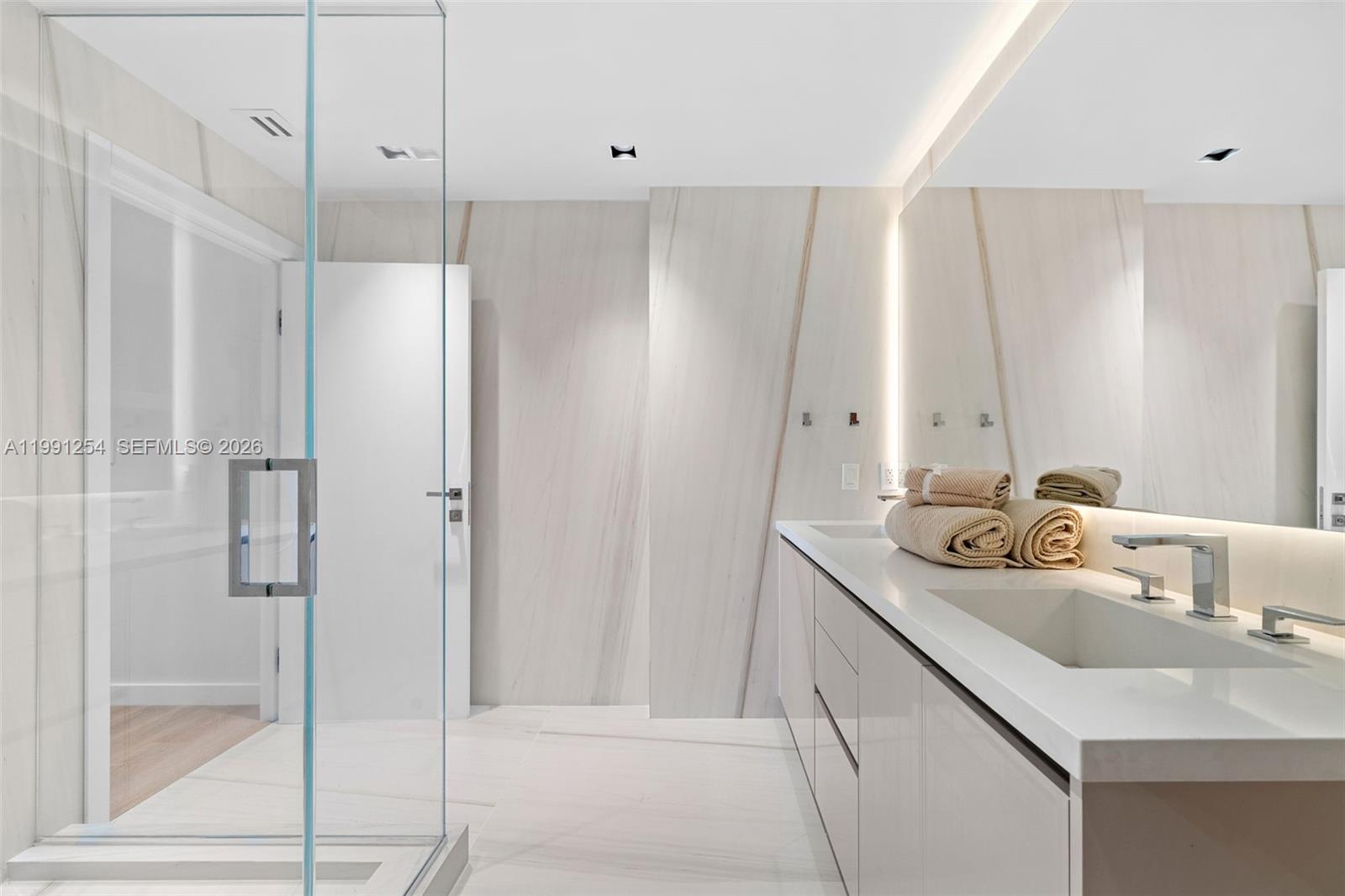 MAJESTIC TOWER - Residential