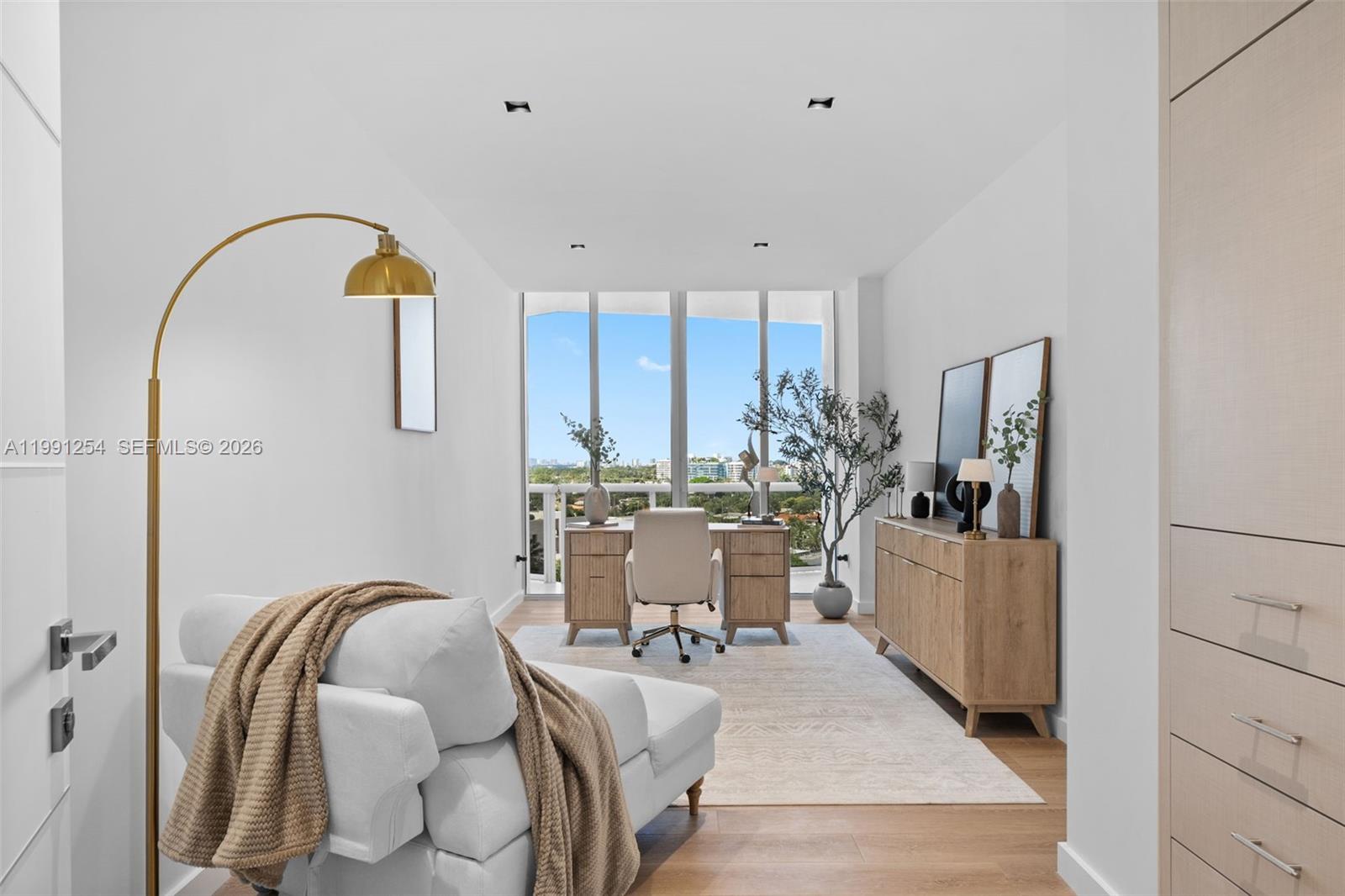 MAJESTIC TOWER - Residential