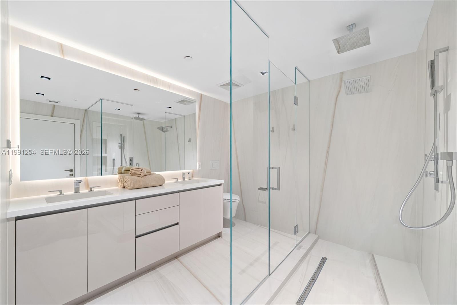 MAJESTIC TOWER - Residential