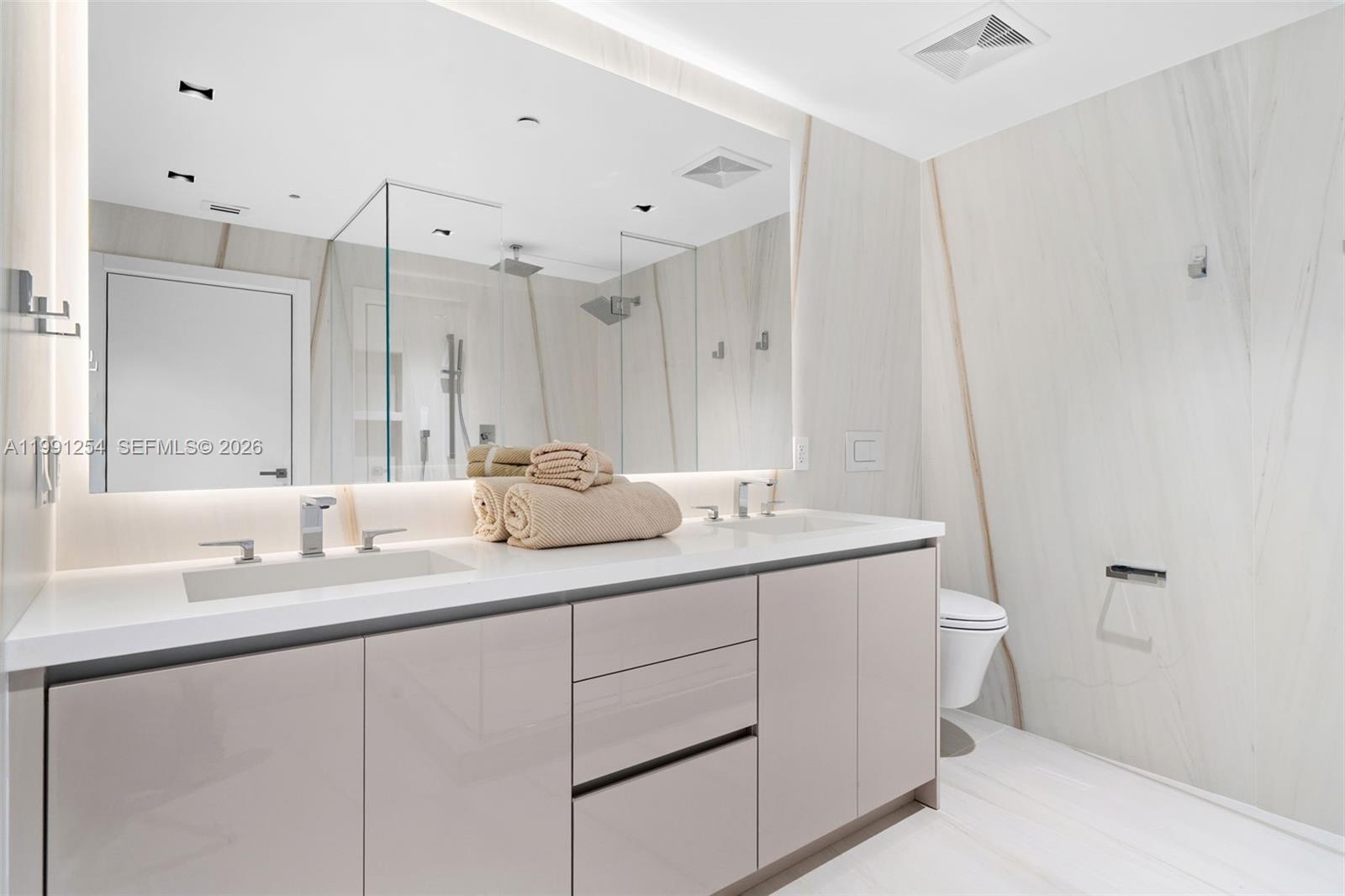 MAJESTIC TOWER - Residential