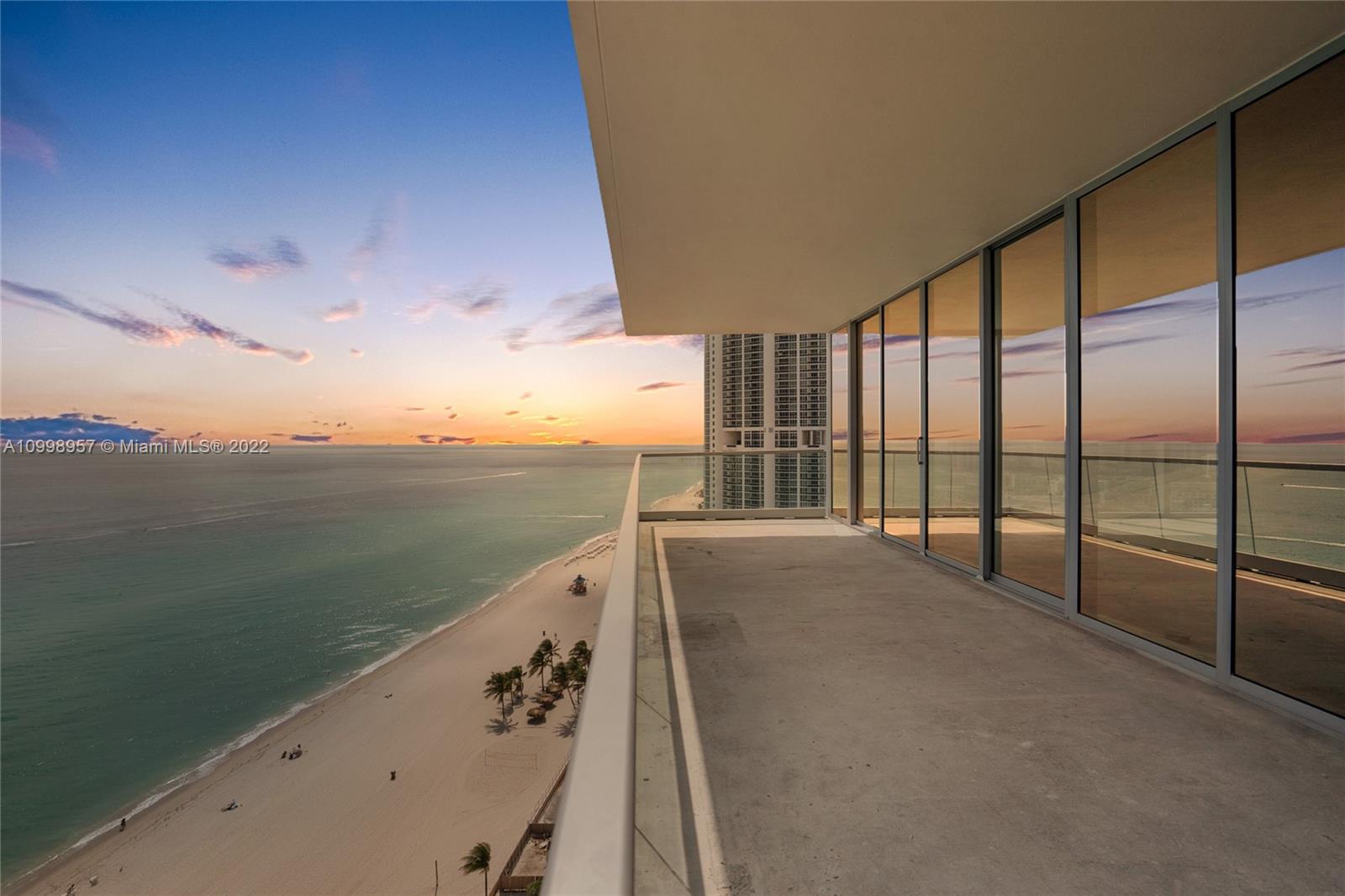 TURNBERRY OCEAN CLUB - Residential