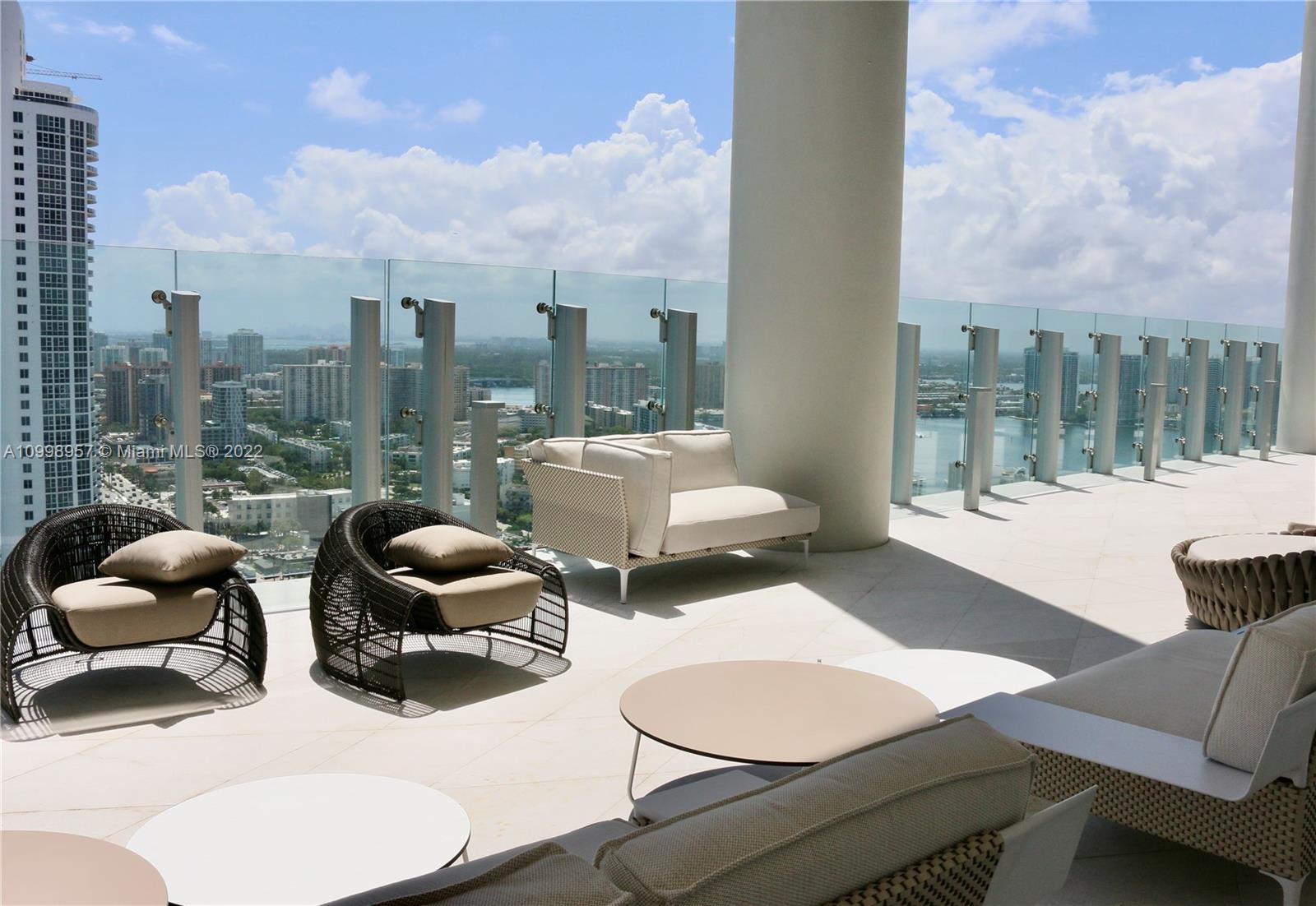 TURNBERRY OCEAN CLUB - Residential