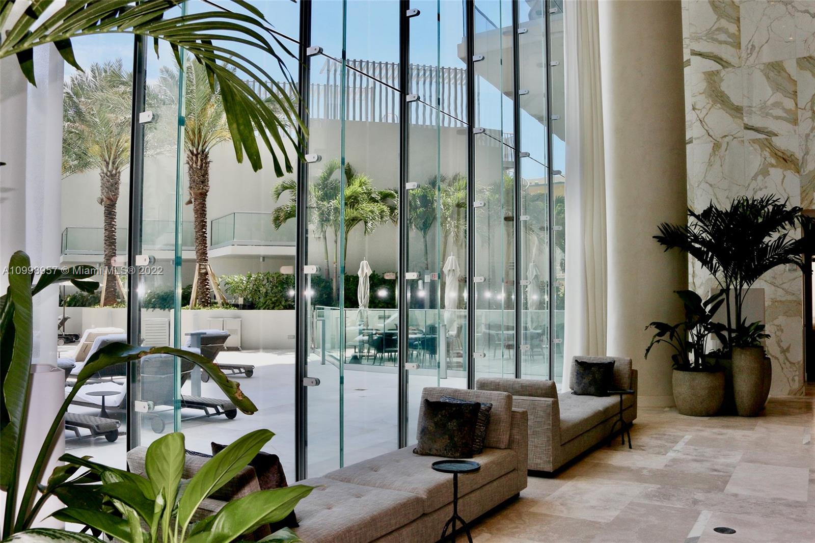 TURNBERRY OCEAN CLUB - Residential