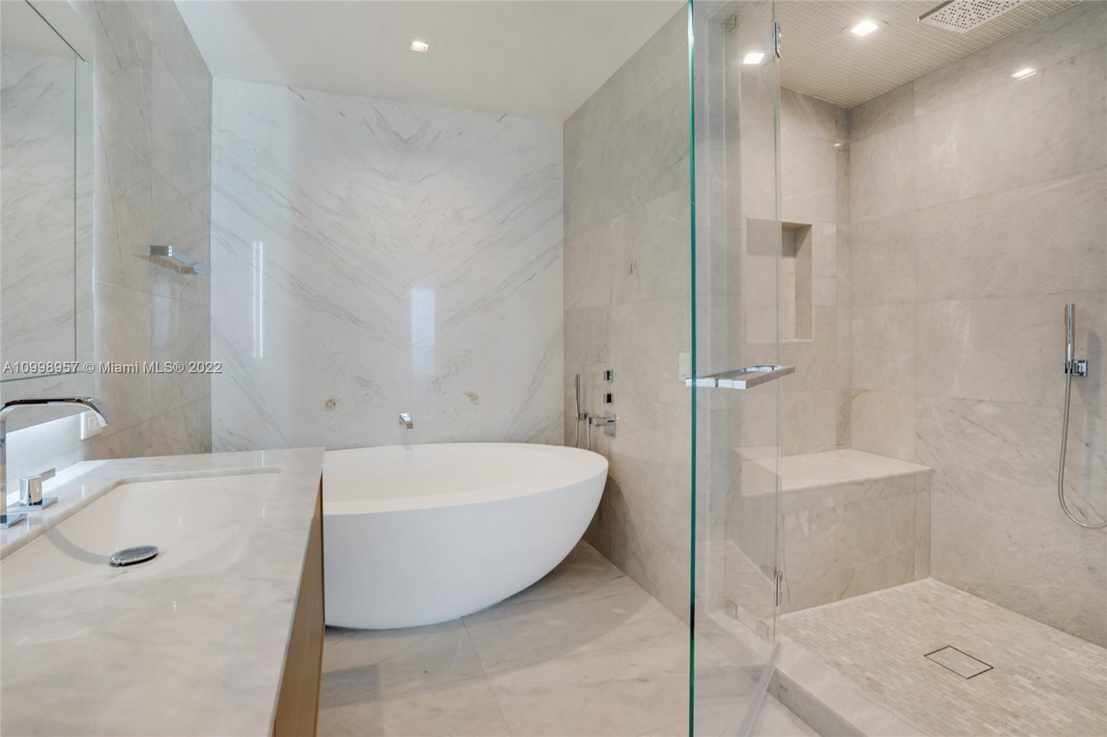 TURNBERRY OCEAN CLUB - Residential