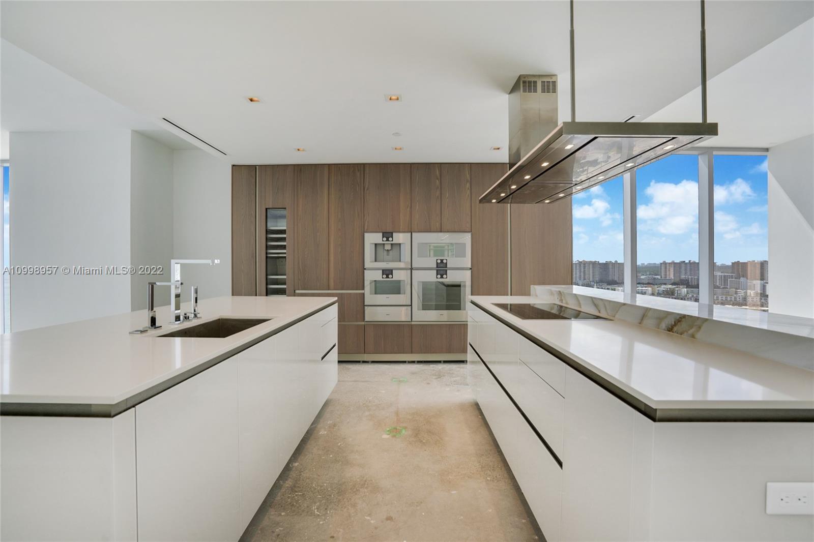 TURNBERRY OCEAN CLUB - Residential