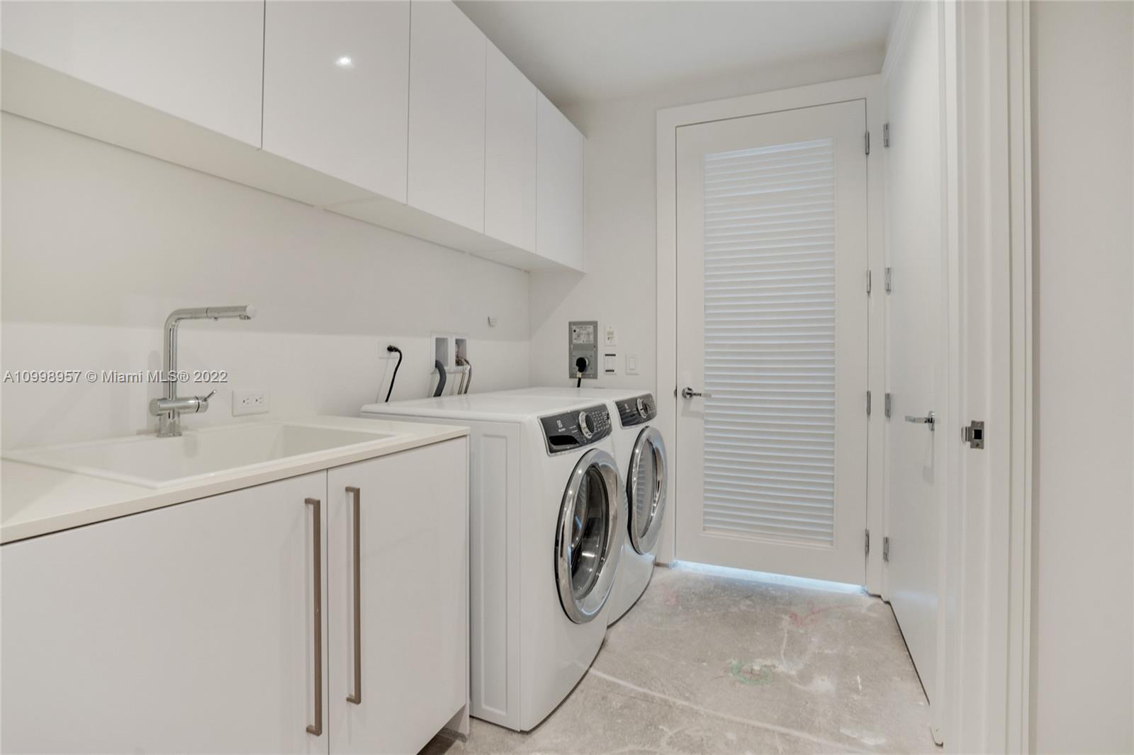 TURNBERRY OCEAN CLUB - Residential