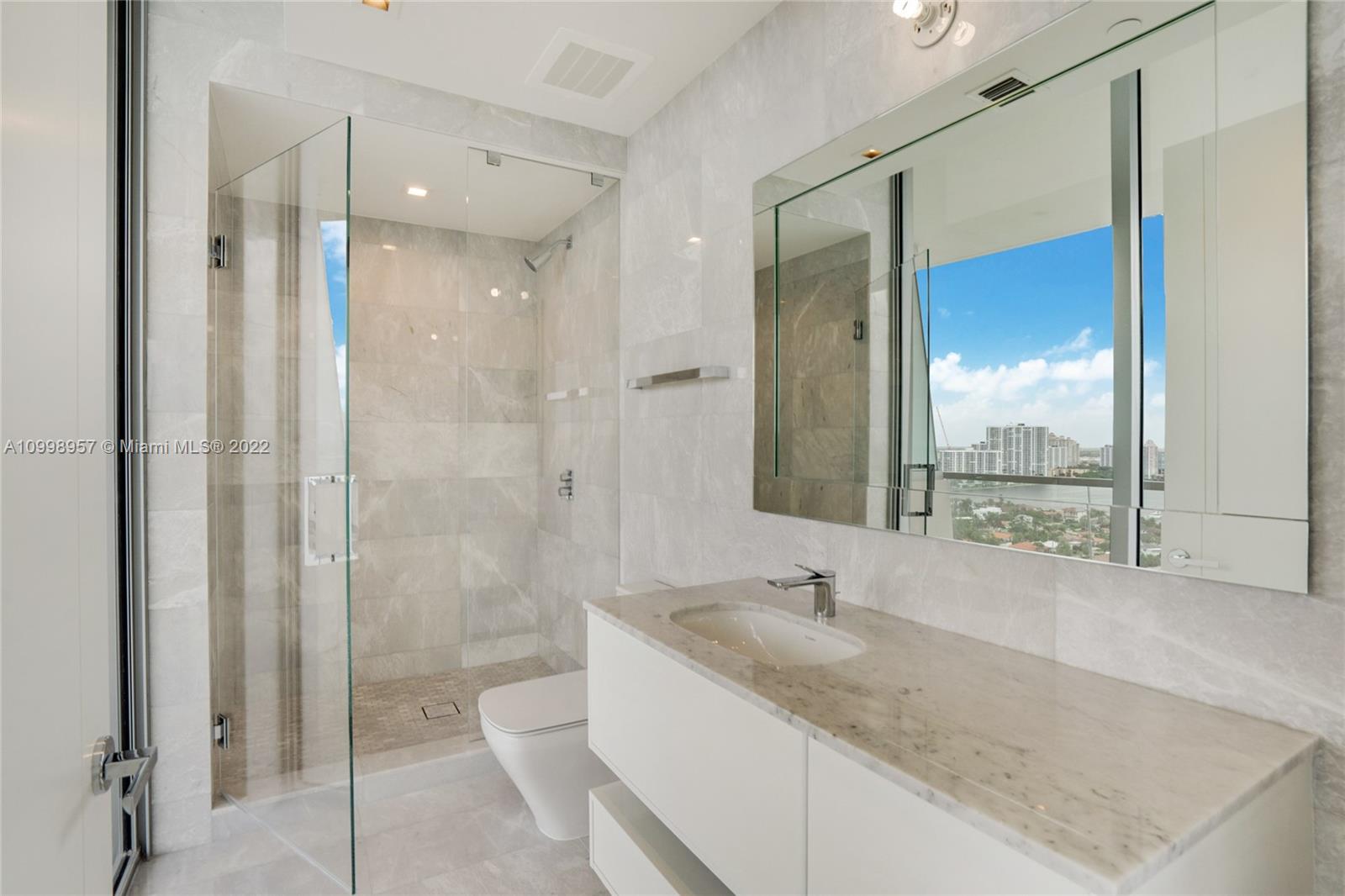 TURNBERRY OCEAN CLUB - Residential