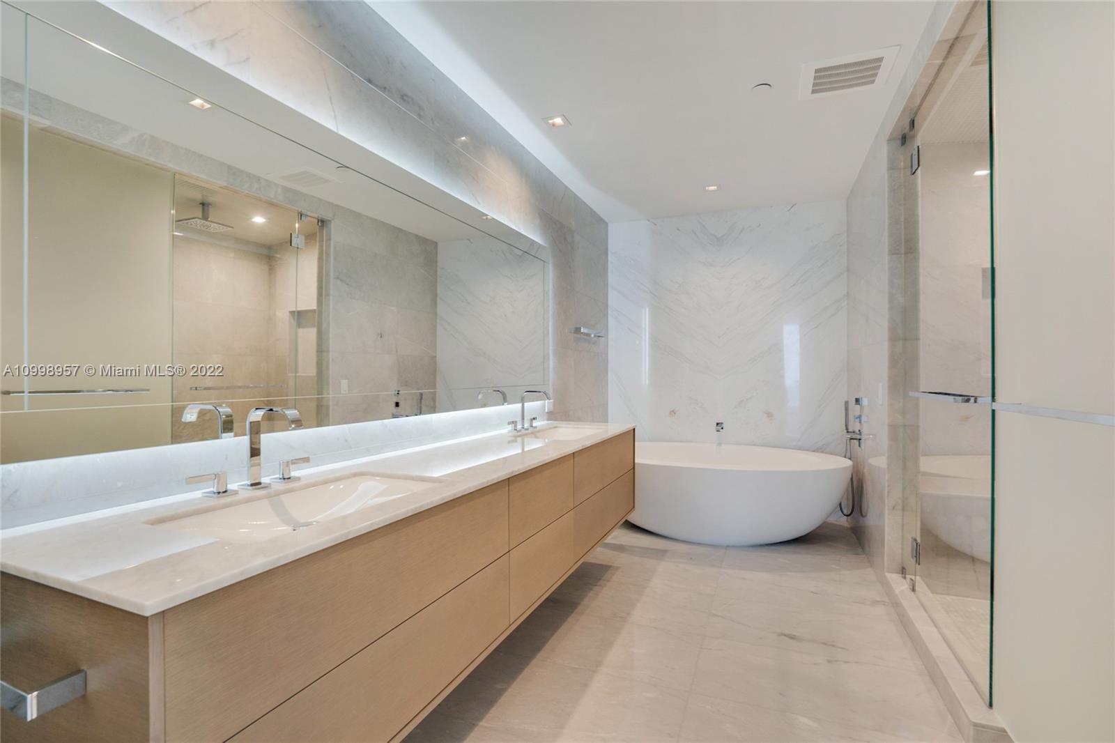 TURNBERRY OCEAN CLUB - Residential