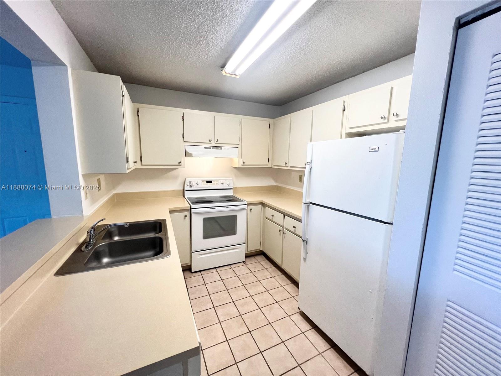**Unit has new laminate floors (Livingroom/bedroom) Beautiful 1 Bedroom Condo with Resort-Style Amenities
Spacious 1BR/1BA condo on the 2nd floor in a well-maintained community offering pool, hot tub, gym, and tennis courts. Conveniently located near shopping, dining, and I-75. Unit features washer/dryer, and water/sewer is included in rent.
One pet allowed (max 25 lbs, $250 non-refundable fee)
HOA approval required (approx. 2 to 3 weeks)
Move-in with first month, last month, and one month security deposit
