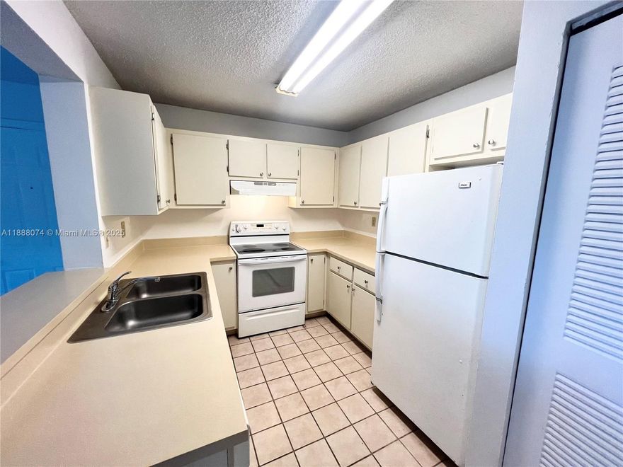 **Unit has new laminate floors (Livingroom/bedroom) Beautiful 1 Bedroom Condo with Resort-Style Amenities
Spacious 1BR/1BA condo on the 2nd floor in a well-maintained community offering pool, hot tub, gym, and tennis courts. Conveniently located near shopping, dining, and I-75. Unit features washer/dryer, and water/sewer is included in rent.
 One pet allowed (max 25 lbs, $250 non-refundable fee)
 HOA approval required (approx. 2 to 3 weeks)
 Move-in with first month, last month, and one month security deposit