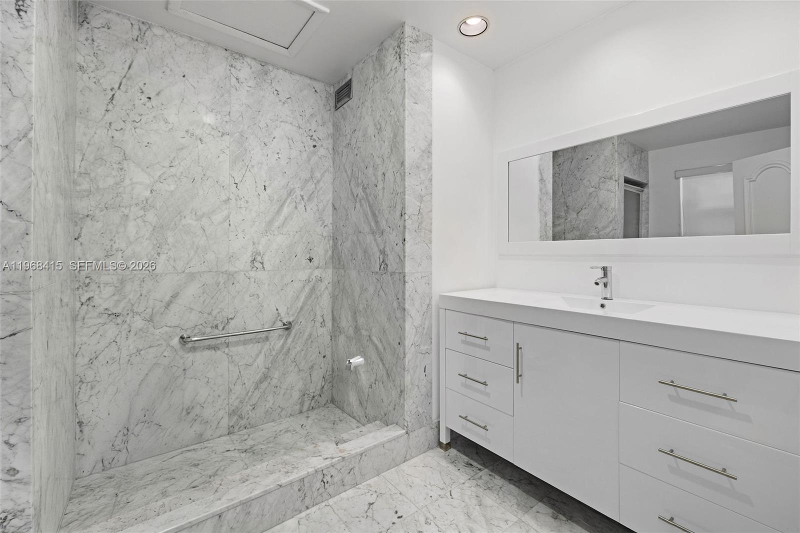 THE EXECUTIVE CONDO - Residential