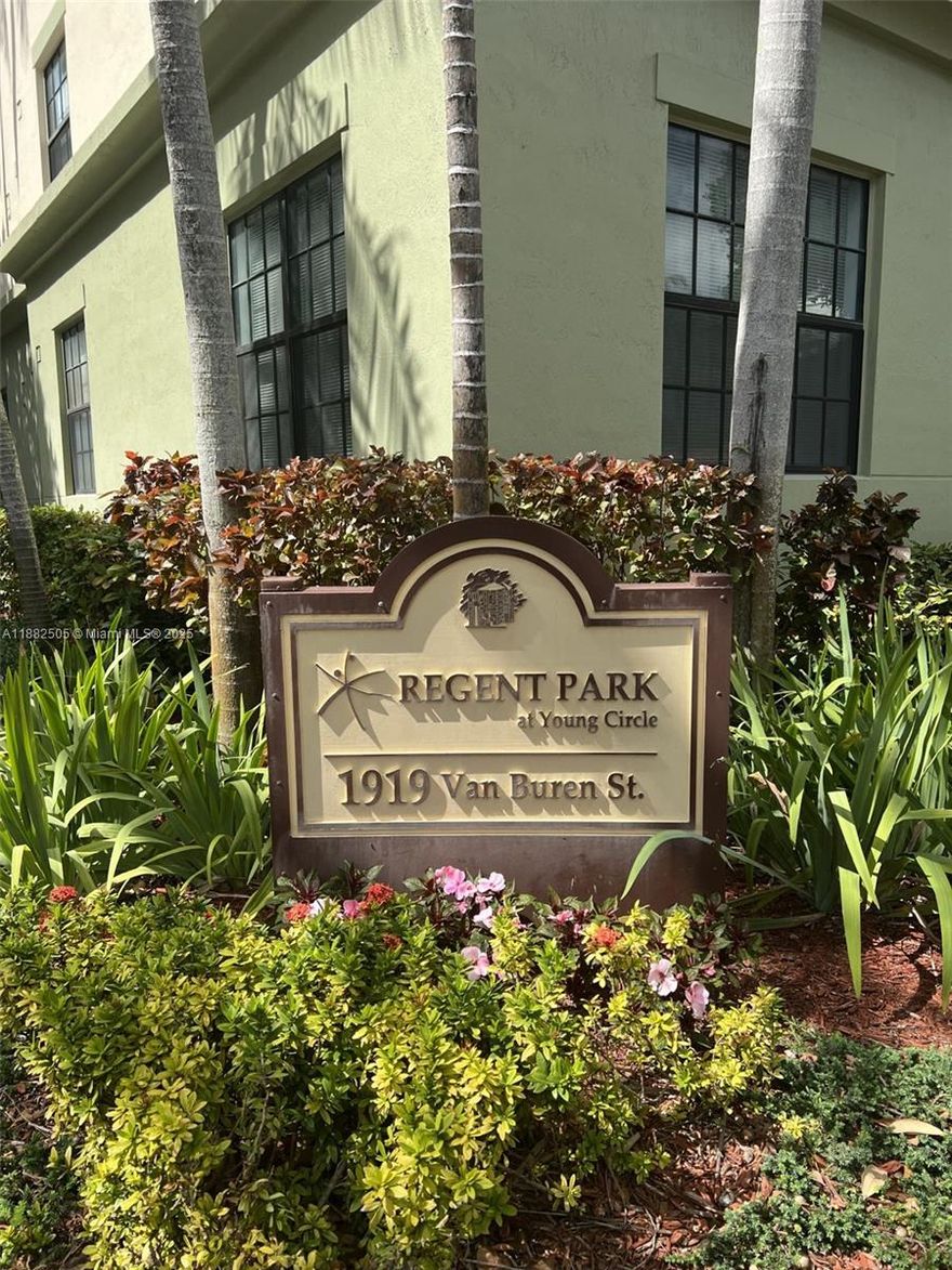 VERY CENTRALLY LOCATED. Enjoy living in a beautifull condo, two master bedroom, spaciouskitchen with stainless steel appliances, washer and dryer in unti, great amenities, resort style pool, gym, walking distance to Arts Park and Young Circle of Hollywood, restaurant and shopping. No smoker, pet freindly max. 20 lbs