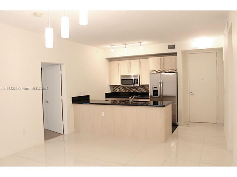 Beautiful apartment in the heart of Brickell , 2B/2B, European kitchen with stainless steel appliances, marble
bathroom with separate tub and shower. Walking closets in each bedroom. Building amenities including 2 pools,
spa, gym, TV lounge, billiards, valet parking, security and more. Excellent condition! 2 parking spaces.