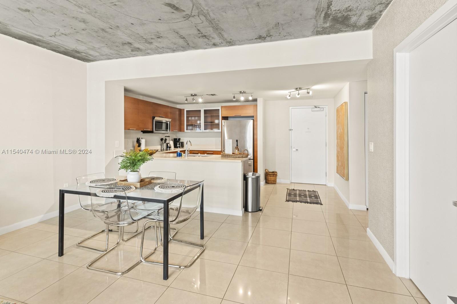 MIDBLOCK MIAMI CONDO - Residential Lease