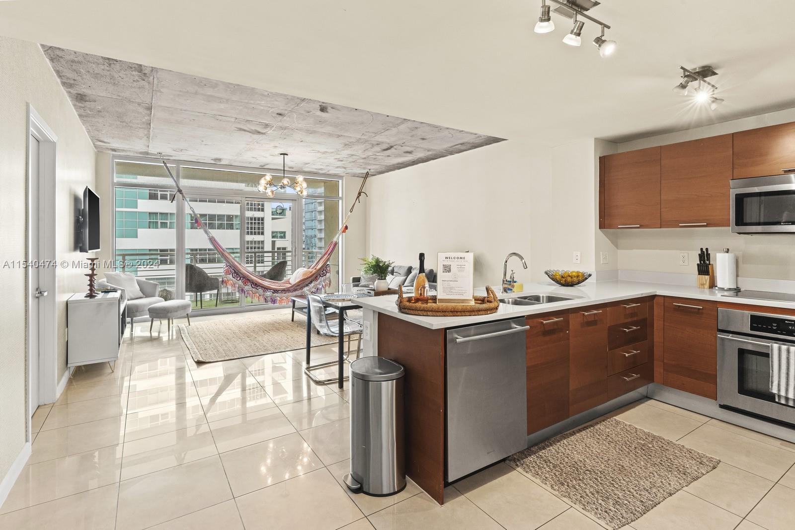 MIDBLOCK MIAMI CONDO - Residential Lease