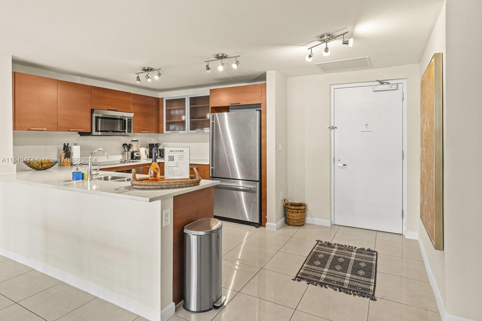 MIDBLOCK MIAMI CONDO - Residential Lease