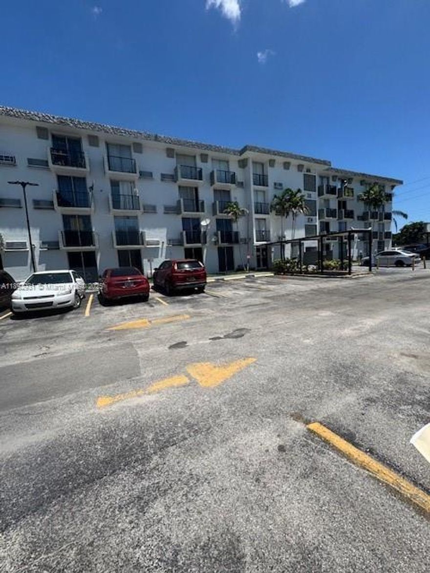 4th floor unit. Elevator in the building. freshly painted, new a/c split in the living room. two balconies. Tile floors, Common pool. Electricity and water included in the rent. Each floor has washer and dryer. One parking space. Access to the Golden Gate Expressways 826. Conveniently located.