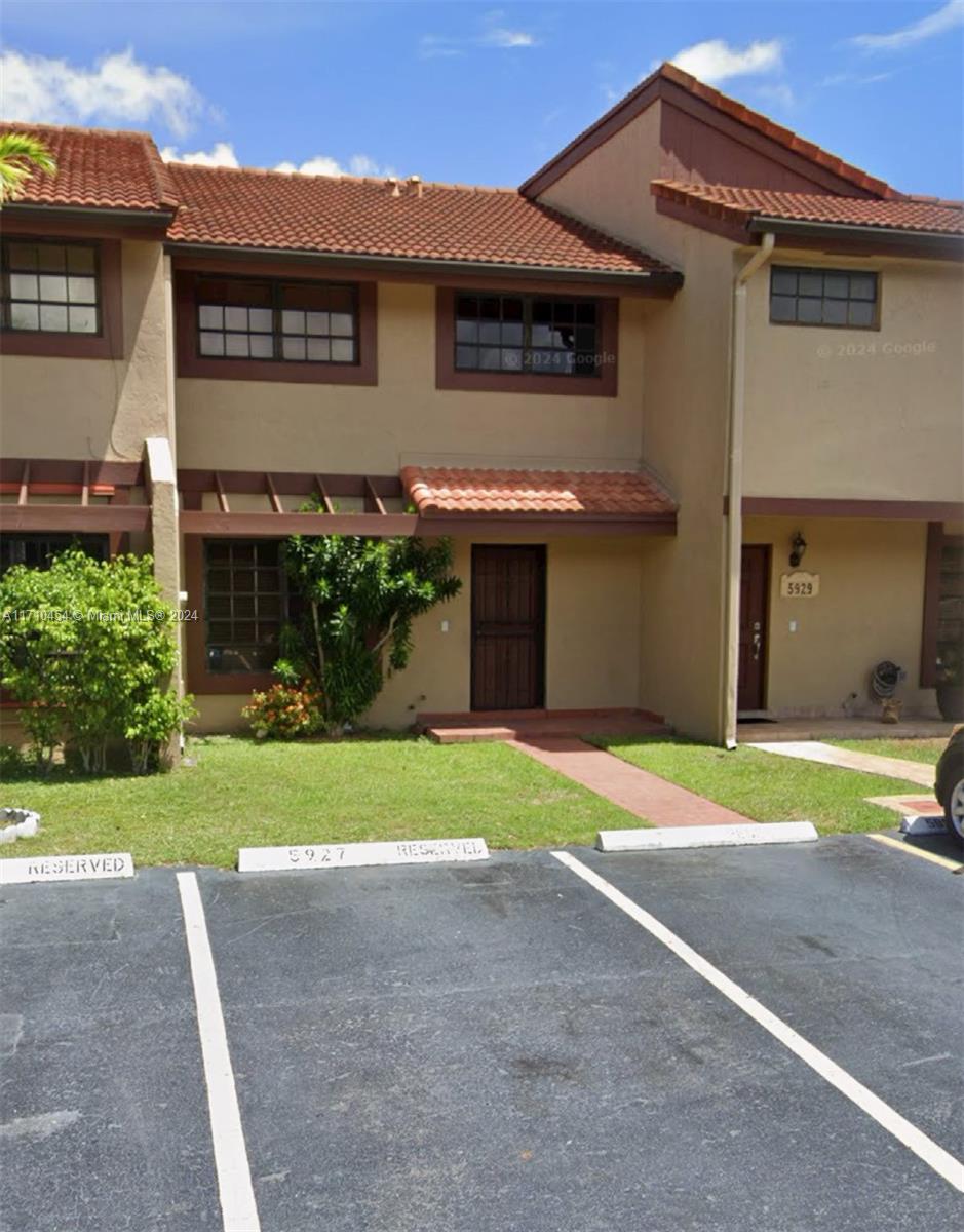 Townhome 3 beds 2 1/2 baths across of McMillan Middle School. Rented up to August 2025, but can be negociable. It Can be finance FHA, Conventional. Great neighborhood.