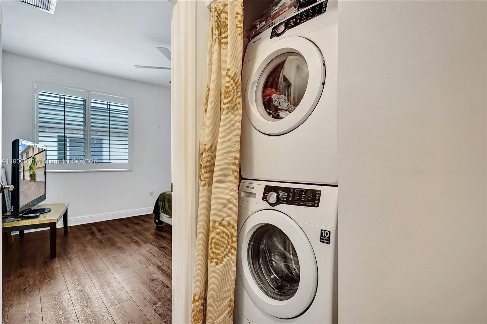 PARROT COVE - Residential