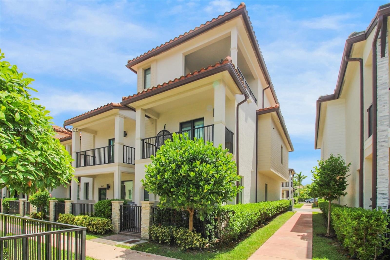 Property for Sale at 4809 Nw 83rd Pkwy, Doral, Miami-Dade County, Florida - Bedrooms: 4 
Bathrooms: 3.5  - $949,900
