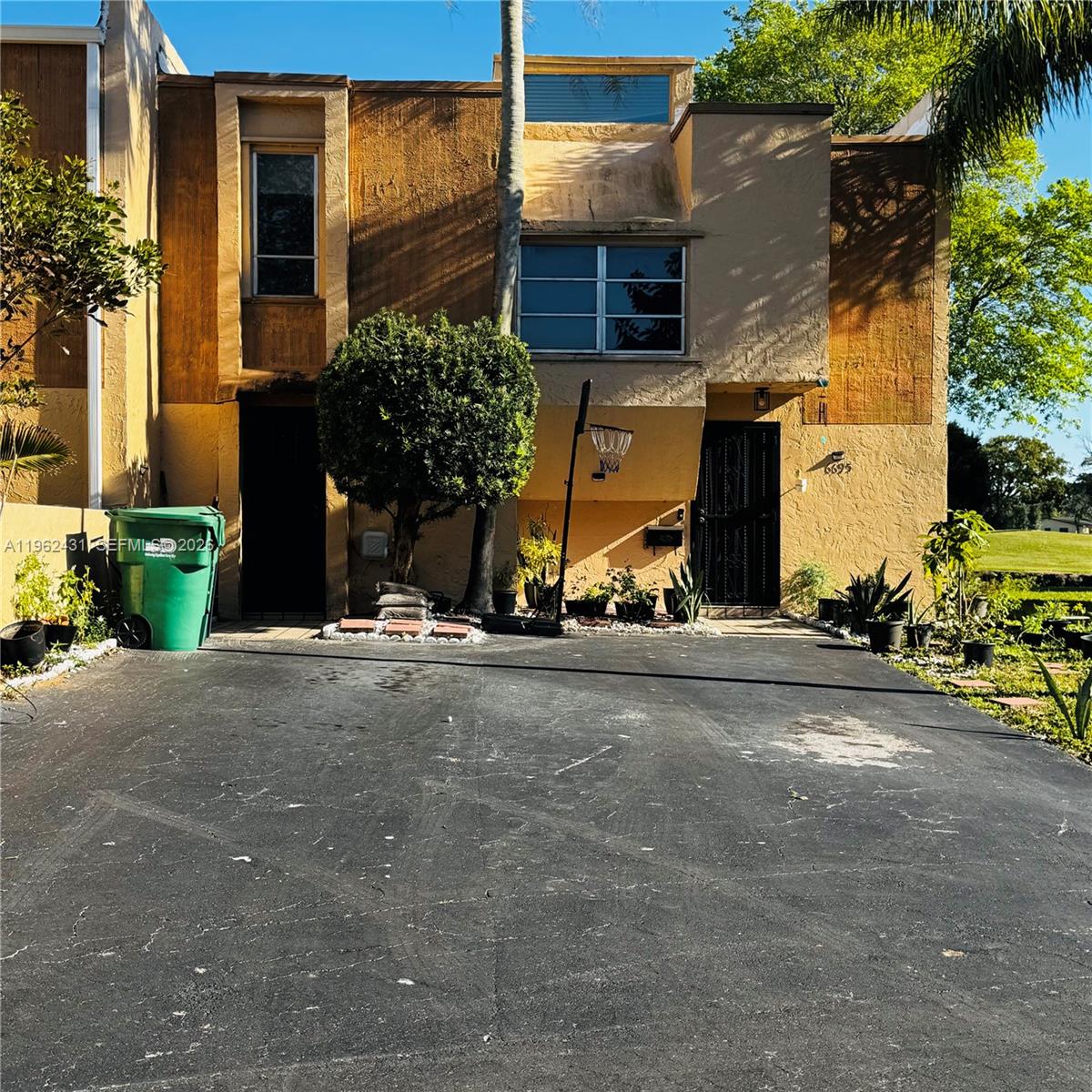 THE TWINS - Residential