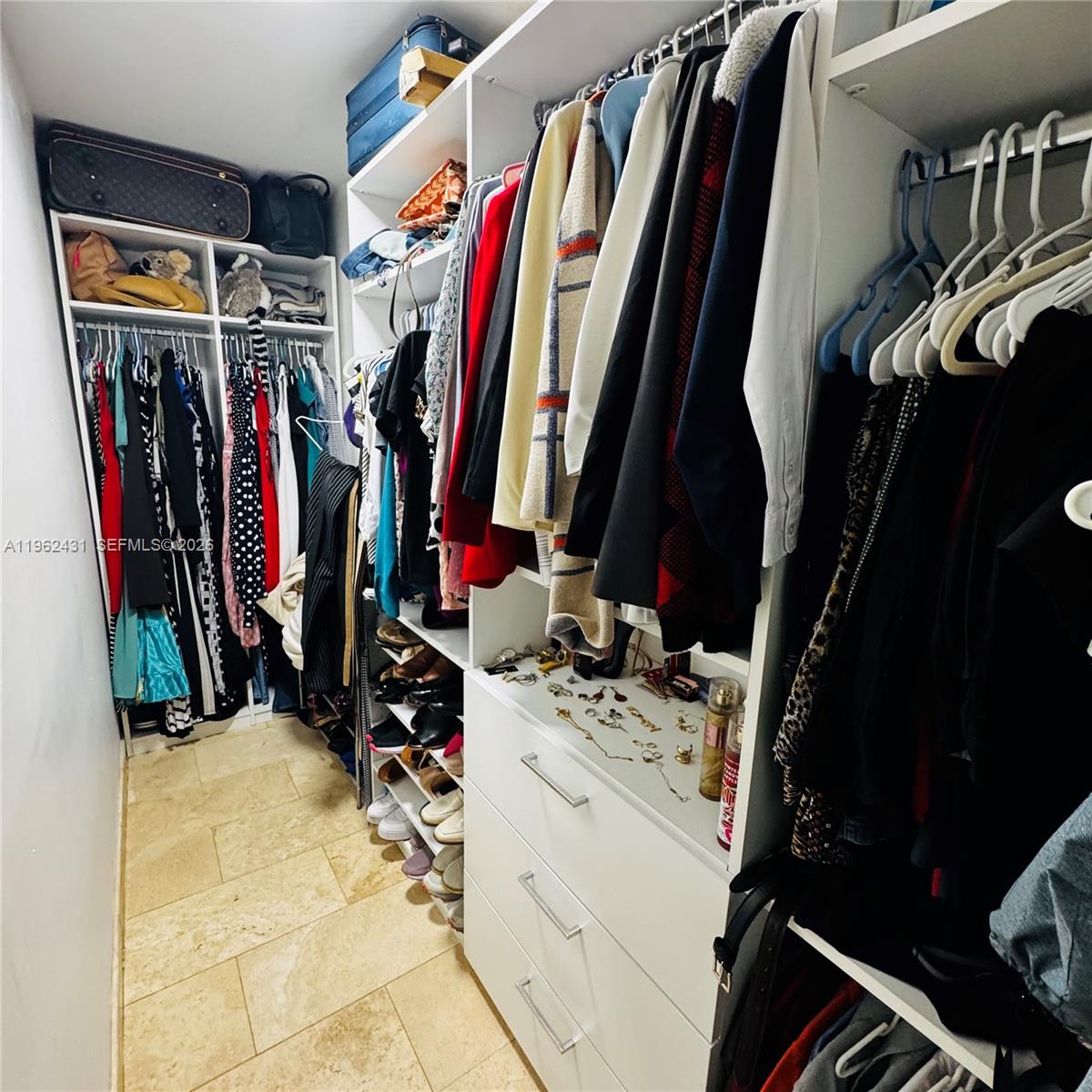 THE TWINS - Residential