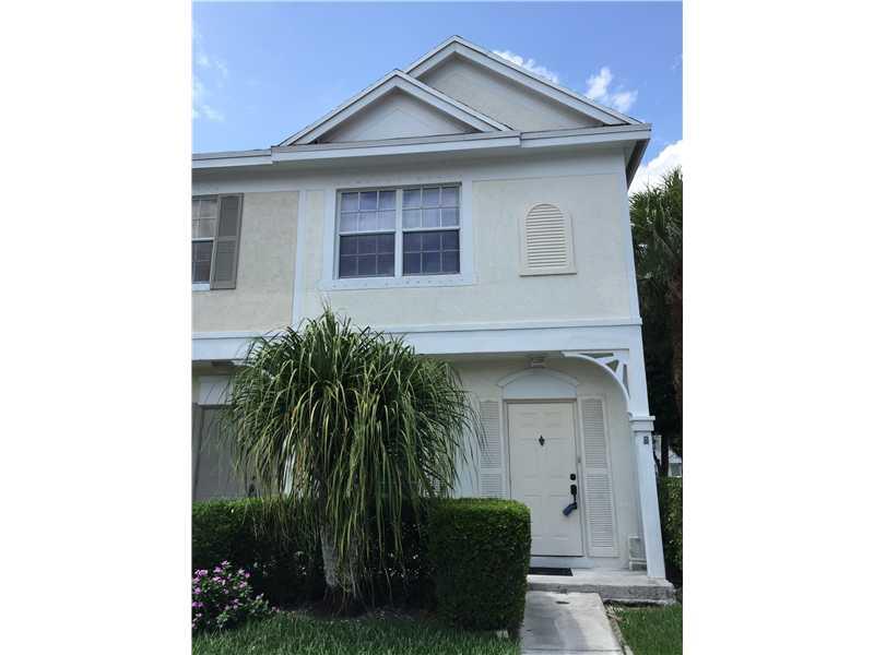 Very nice corner unit town house in a excellent neighborhood. Screened patio w/ storage closet, Mater Bedroom with Roma tub and dual sink. Nice home and priced to sell.