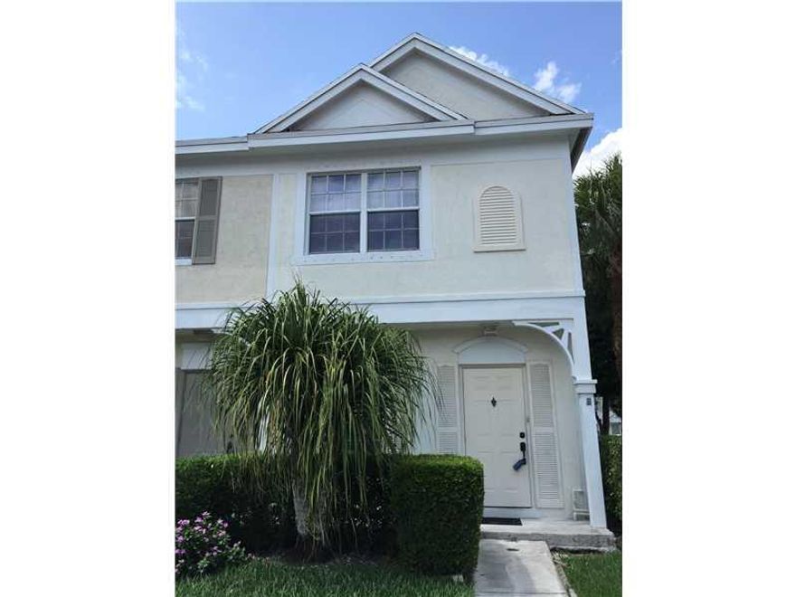 Very nice corner unit town house in a excellent neighborhood. Screened patio w/ storage closet, Mater Bedroom with Roma tub and dual sink. Nice home and priced to sell.