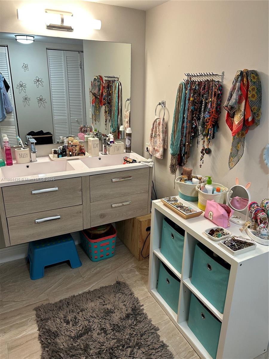 KEY BISC AMBASSADOR CONDO - Residential