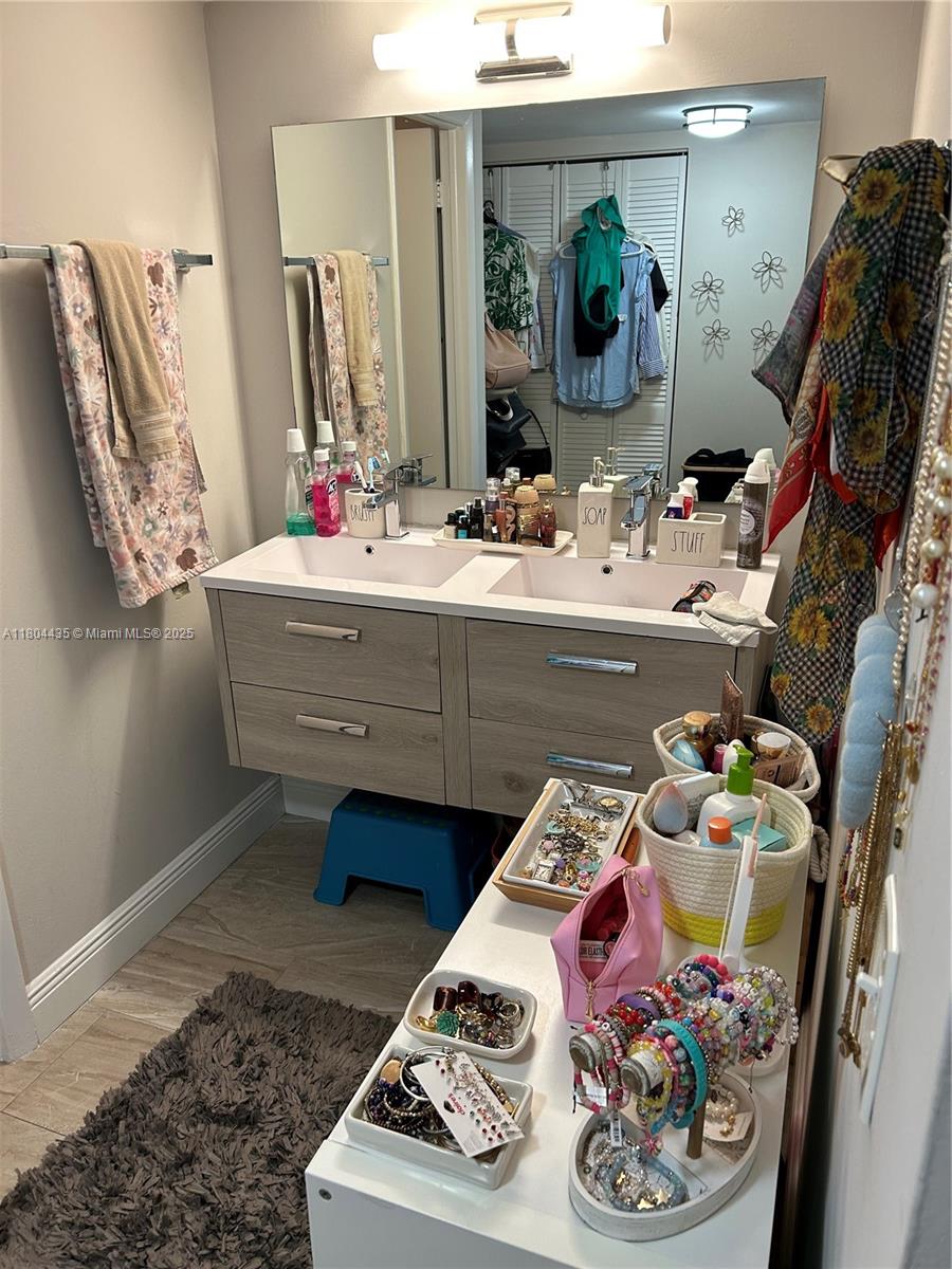 KEY BISC AMBASSADOR CONDO - Residential