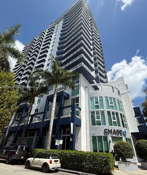 Amazing opportunity in Edgewater!! Beautiful apartment featuring 2 bed/2 bath, ceramic floors in the main areas, breathtaking views of the bay and city skyline. Recently remodeled pool , area lounges and rooftop; well equipped gym and comfortable lobby entrance. Perfectly located within walking distance to Publix, banks, the vibrant entertainment areas, and minutes from Midtown, Brickell, Miami Arena and Bayside. Ideal for those seeking comorft and location.