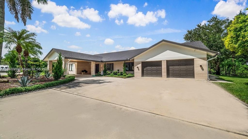 Photo of 11945 Oakleaf Dr, Davie, FL 33330 (MLS # A11546891)