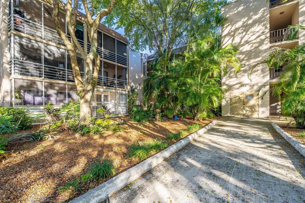 Photo of 469 N Pine Island Rd #B302, Plantation, FL 33324 (MLS # A11948207)