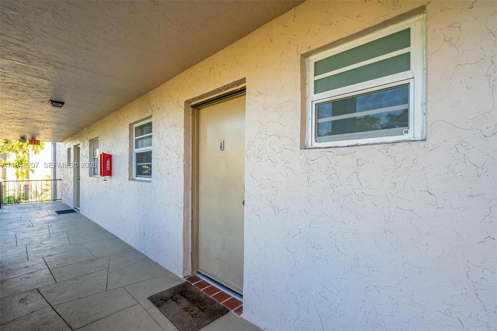 Photo of 469 N Pine Island Rd #B302, Plantation, FL 33324 (MLS # A11948207)