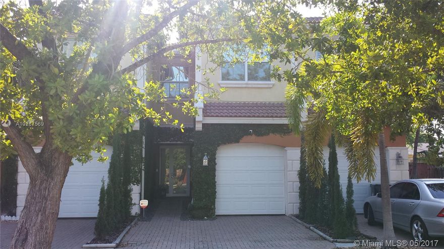 Location, Location, Location ...Gorgeous townhome in Lake Ridge, 5 min. away from the Fort Lauderdale beaches and major highway. Granite and stainless steel kitchen open to the dining and living room. You will fall in love.