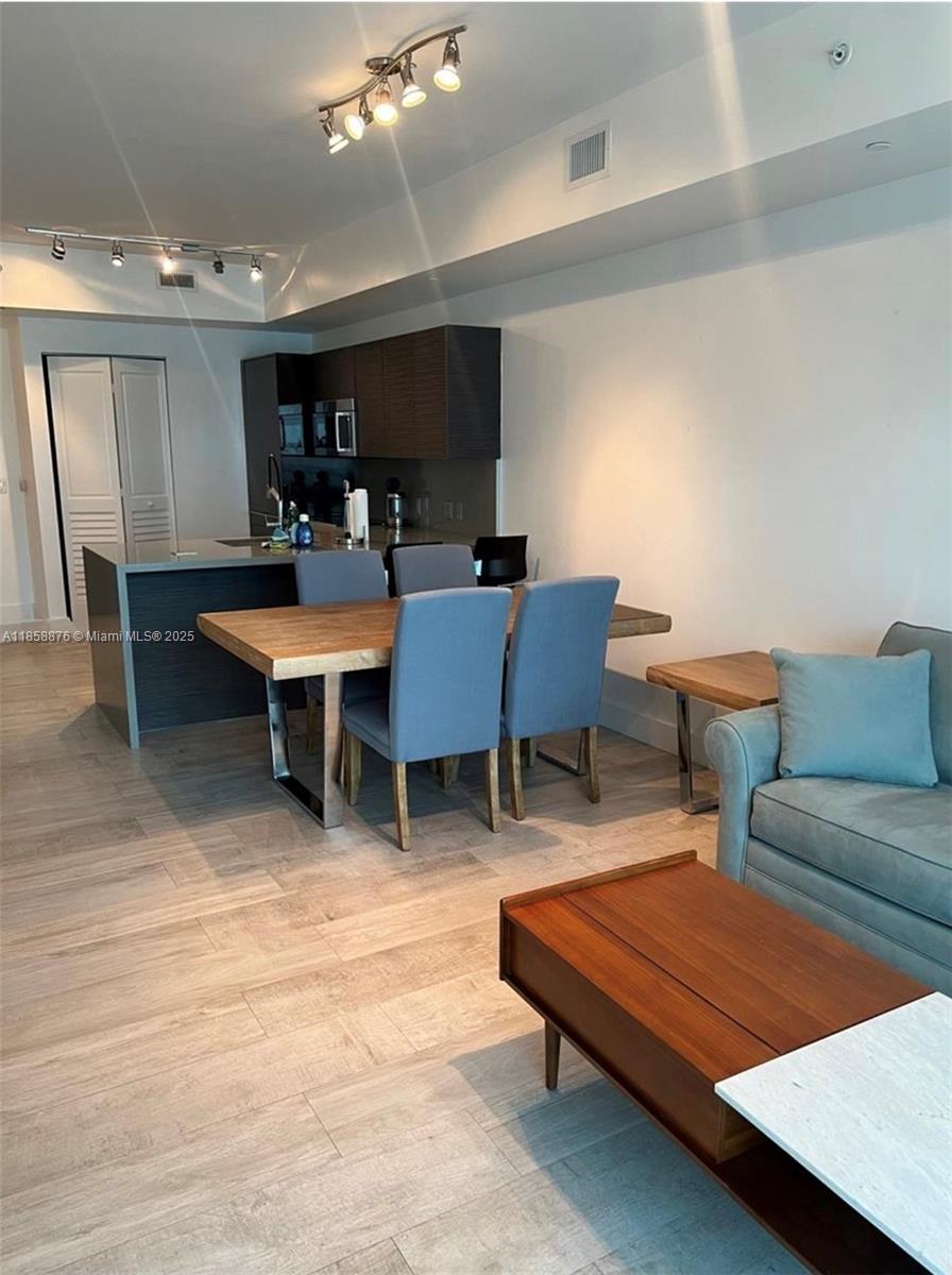 Available October 8th. Infused with signature British glamour. This exceptional 1 Bedroom + Den, 1.5 Bath residence offers a spacious master suite with a large walk-in closet, elegant porcelain tile flooring, and an open, light-filled layout. AVAILABLE FURNISHED OR UNFURNISHED
Building Amenities Include:
Resort-style pool with BBQ stations
State-of-the-art fitness center
Children’s playroom
Ground-level retail
1 assigned parking space
A prime Brickell address offering style, comfort, and breathtaking bay views.