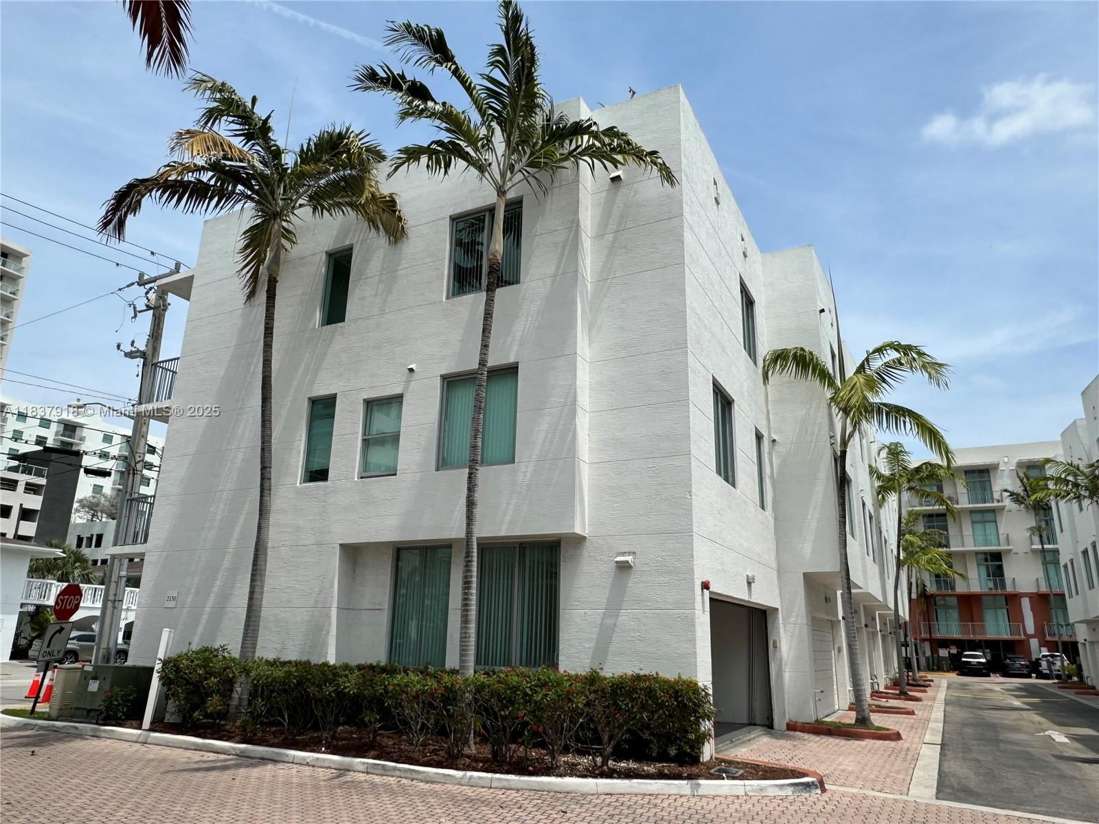 VERY SPACIOUS AND BRIGTH 3-STORIES TOWNHOME JUST BLOCKS AWAY FROM DOWNTOWN HOLLYWOOD AND MINUTES AWAY FROM THE BEACH, AVENTURA AND FT LAUDERDALE .