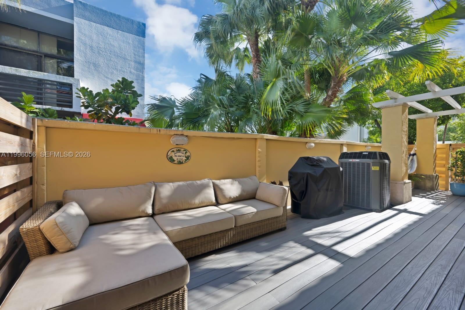 AVENTURA BAY TOWNHOMES - Residential