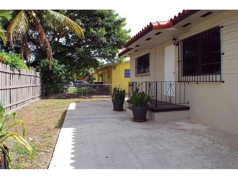 Rarely available Duplex 2 bedrooms 1 bathrooms, private parking, storage room, patio. NO PETS First month 2 months security.