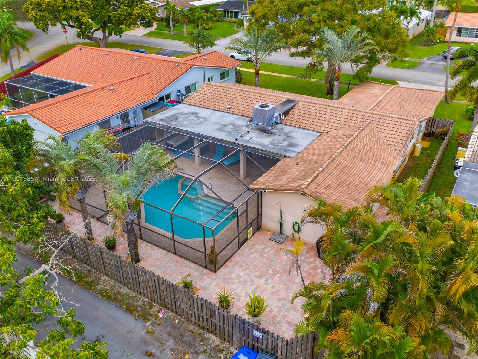 BEAUTIFUL POOL HOME!
Located in a quiet neighborhood, it offers a tranquil environment while being centrally positioned just minutes away from the beach, downtown Hollywood, and Hard Rock.