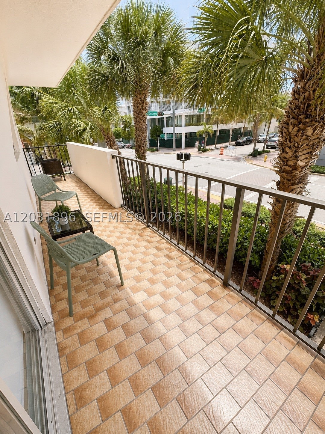 1150 Collins Ave 204
