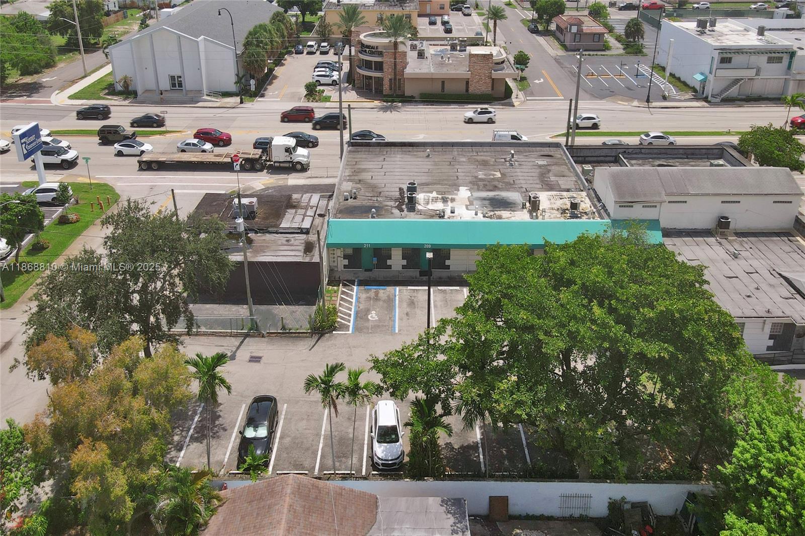 Main image without alt text