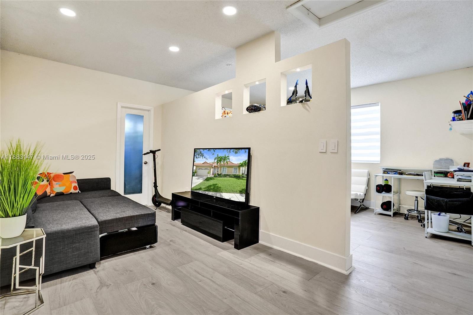 FLAMINGO ESTATES - Residential Lease