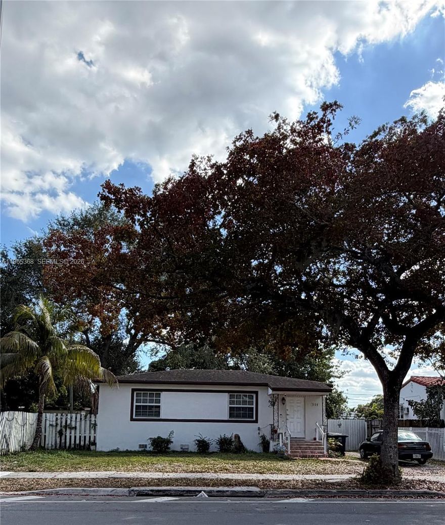 Excellent opportunity in North Miami! 2 bedroom, 1 bath single-family home featuring a large lot with ample space for boat or RV parking - a highly desirable feature in this area. No HOA restriction.
Great potential for customization or investment.
Conveniently located near I-95, shoppings centers, and just minutes from Miami Shores and Downtown Miami.
Don't miss this value-packed property.