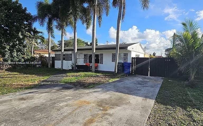6204 Wiley St, Hollywood, Broward County, Florida - 3 Bedrooms  
2 Bathrooms - 